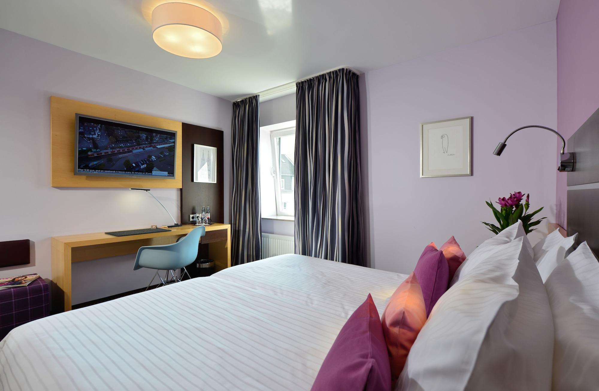 Hotel Uhu Garni Кьолн Екстериор снимка