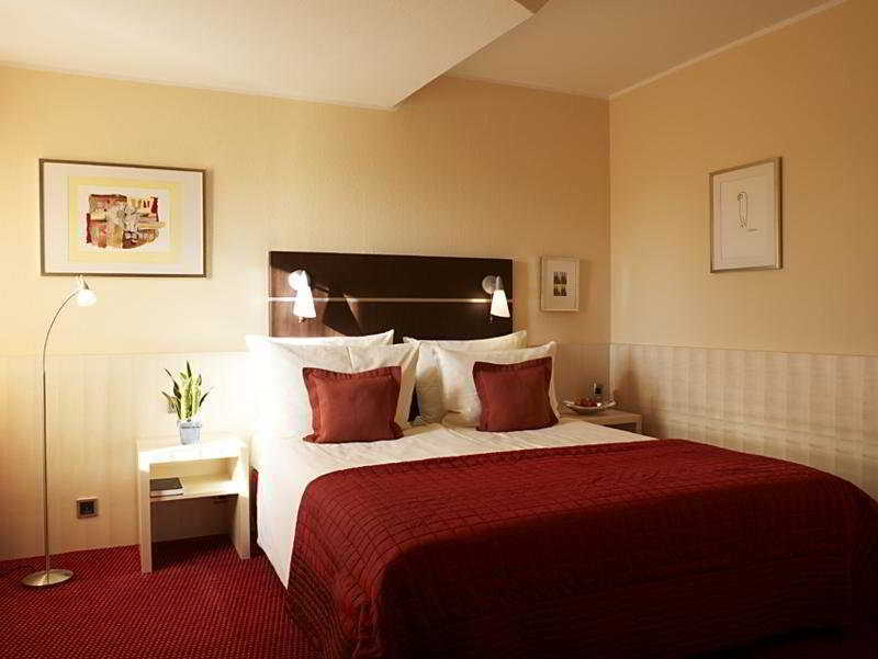 Hotel Uhu Garni Кьолн Екстериор снимка