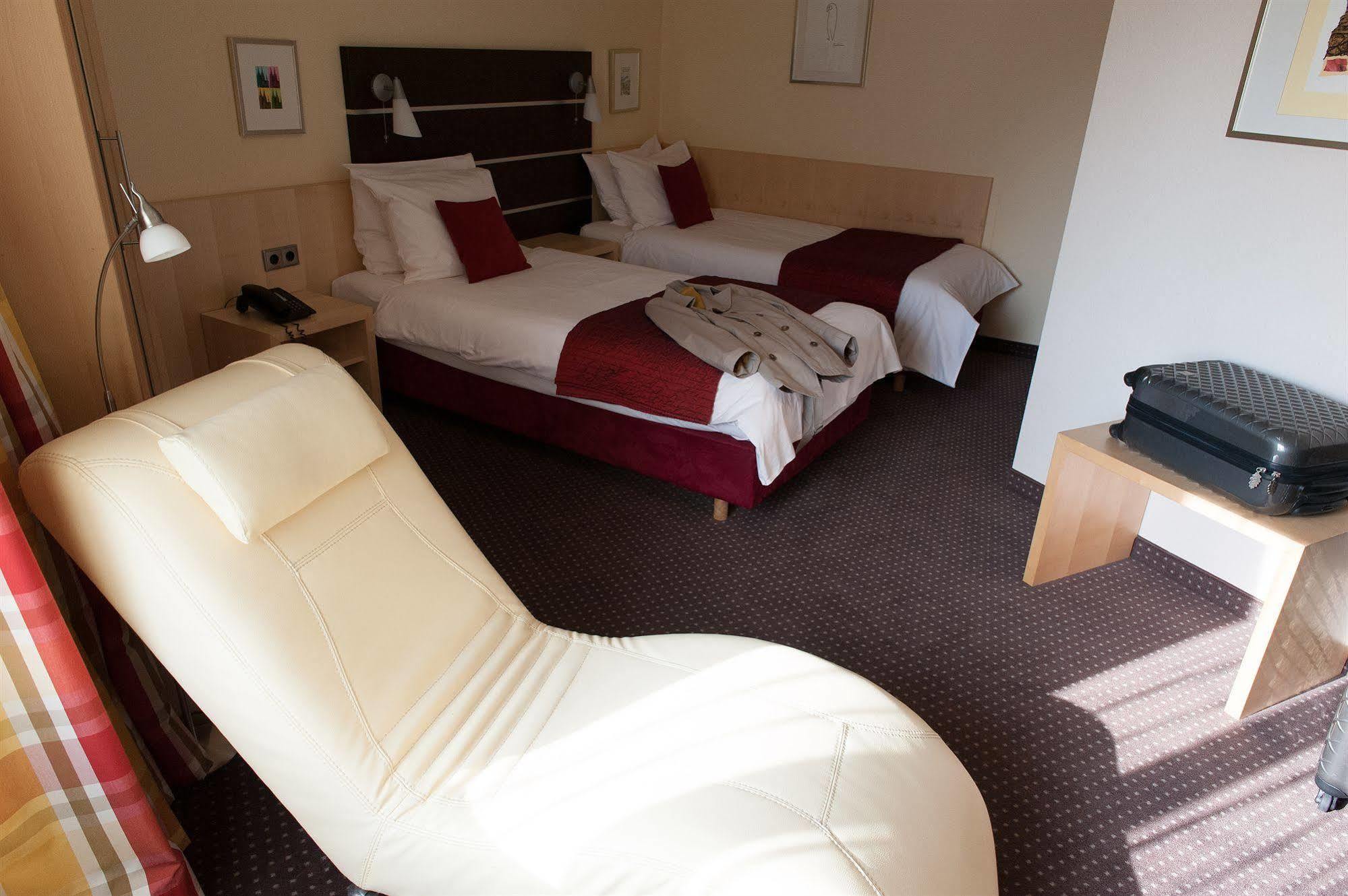 Hotel Uhu Garni Кьолн Екстериор снимка